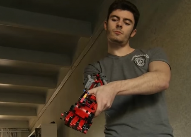 Samom sebi napravio protetičku ruku od lego kockica